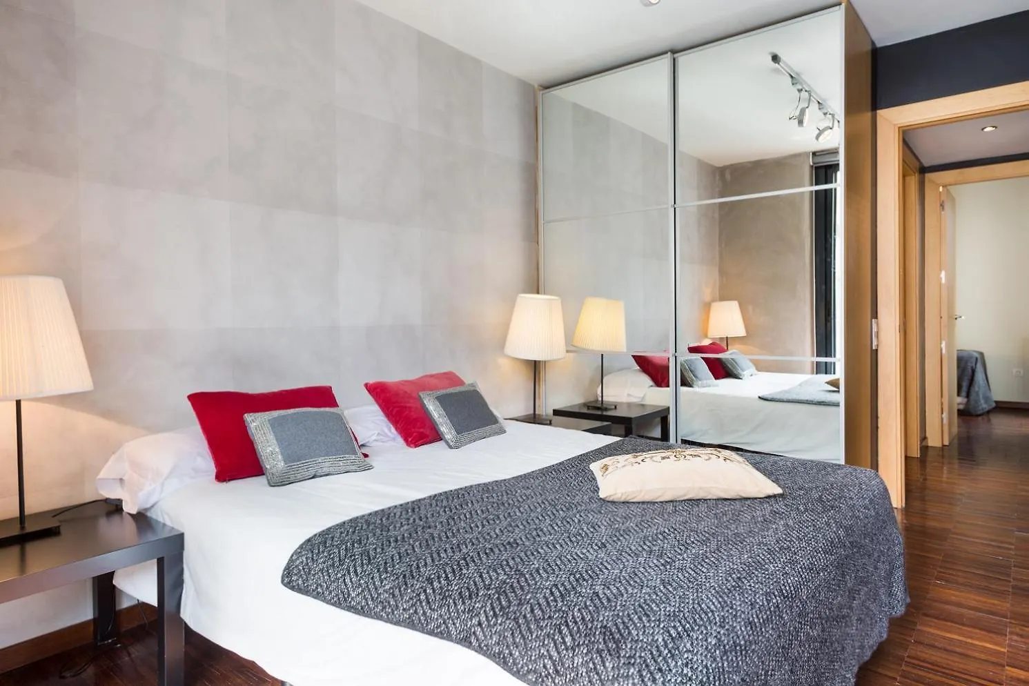 My Space Emirates - Executive Apartments With Private Balcony برشلونة