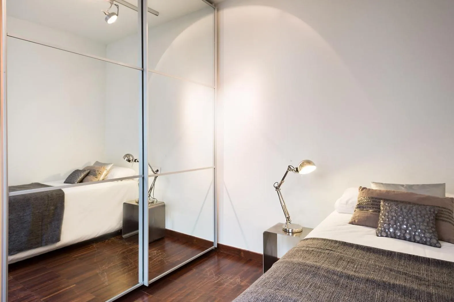 My Space Emirates - Executive Apartments With Private Balcony برشلونة إسبانيا