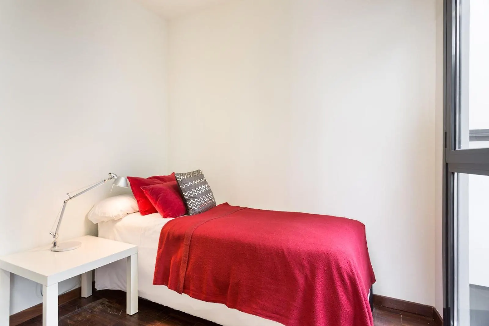 My Space Emirates - Executive Apartments With Private Balcony برشلونة