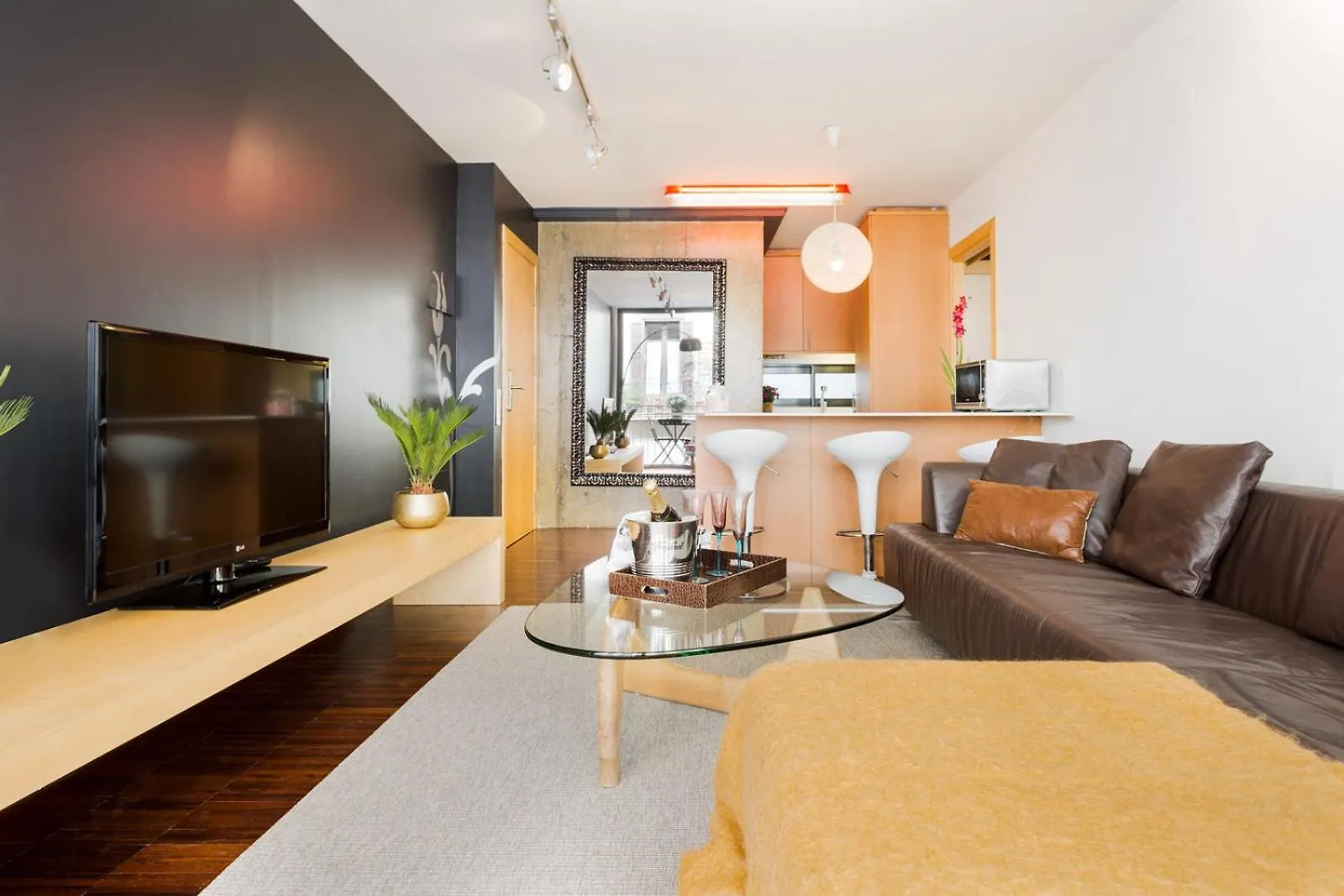 My Space Emirates - Executive Apartments With Private Balcony برشلونة 0*,  إسبانيا