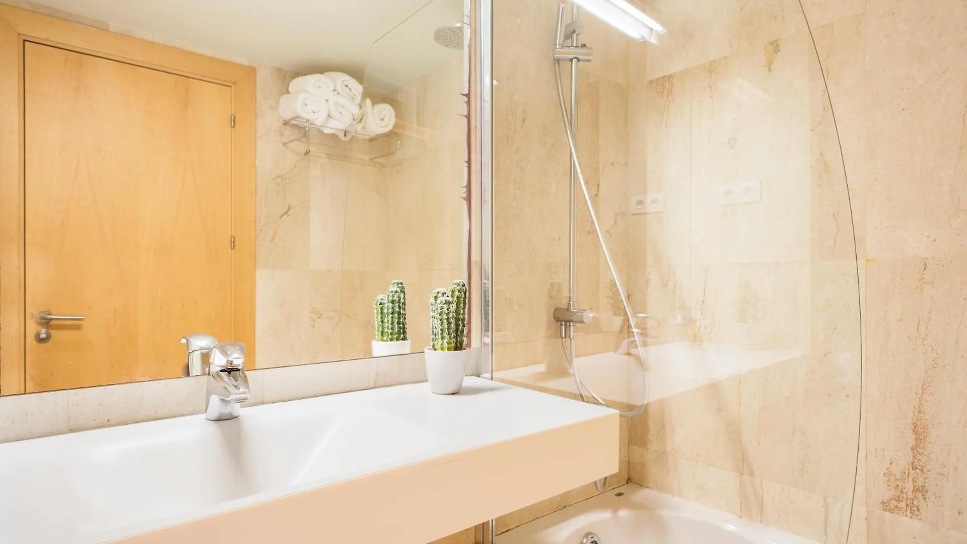 My Space Emirates - Executive Apartments With Private Balcony برشلونة