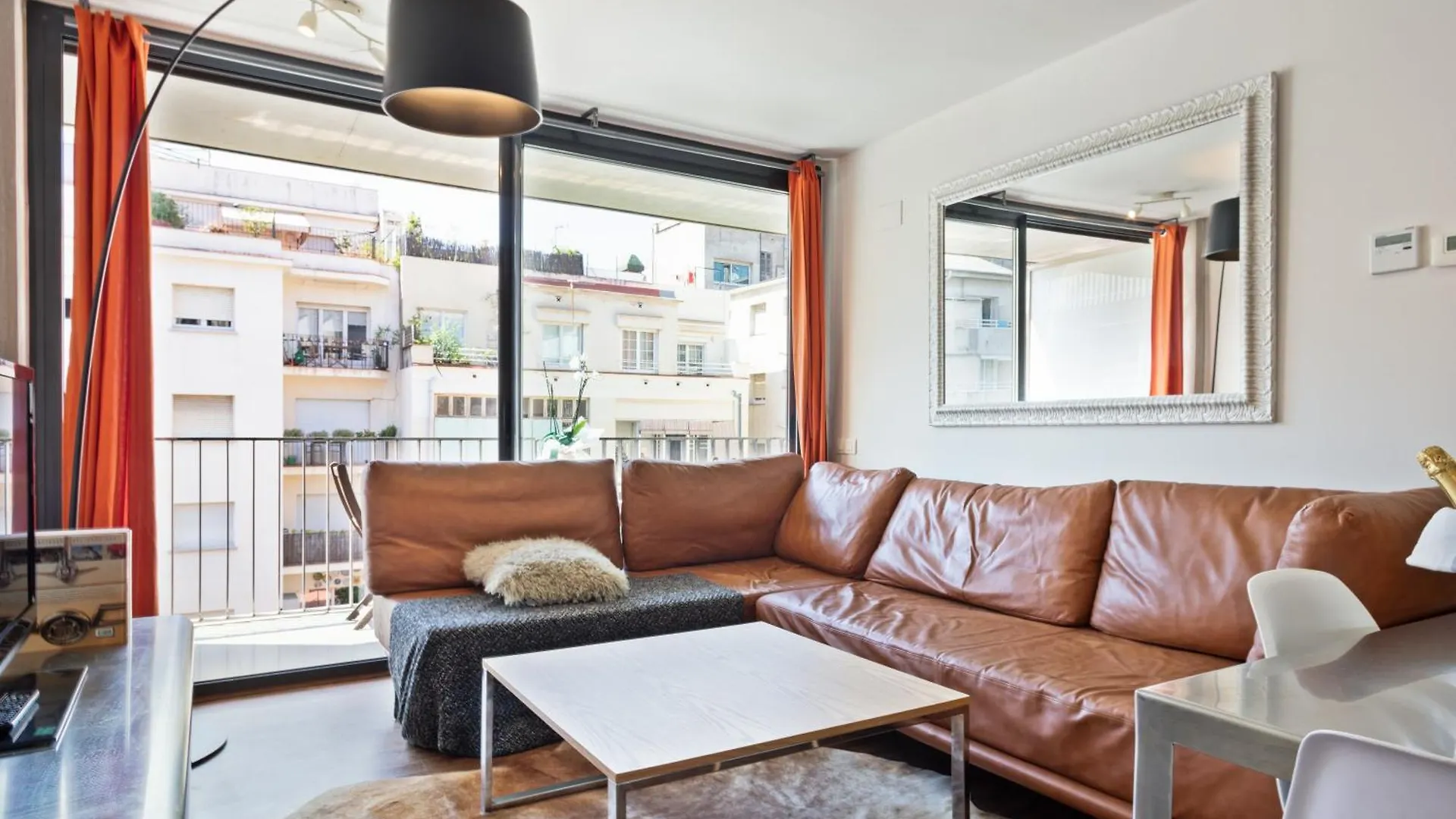 My Space Emirates - Executive Apartments With Private Balcony برشلونة