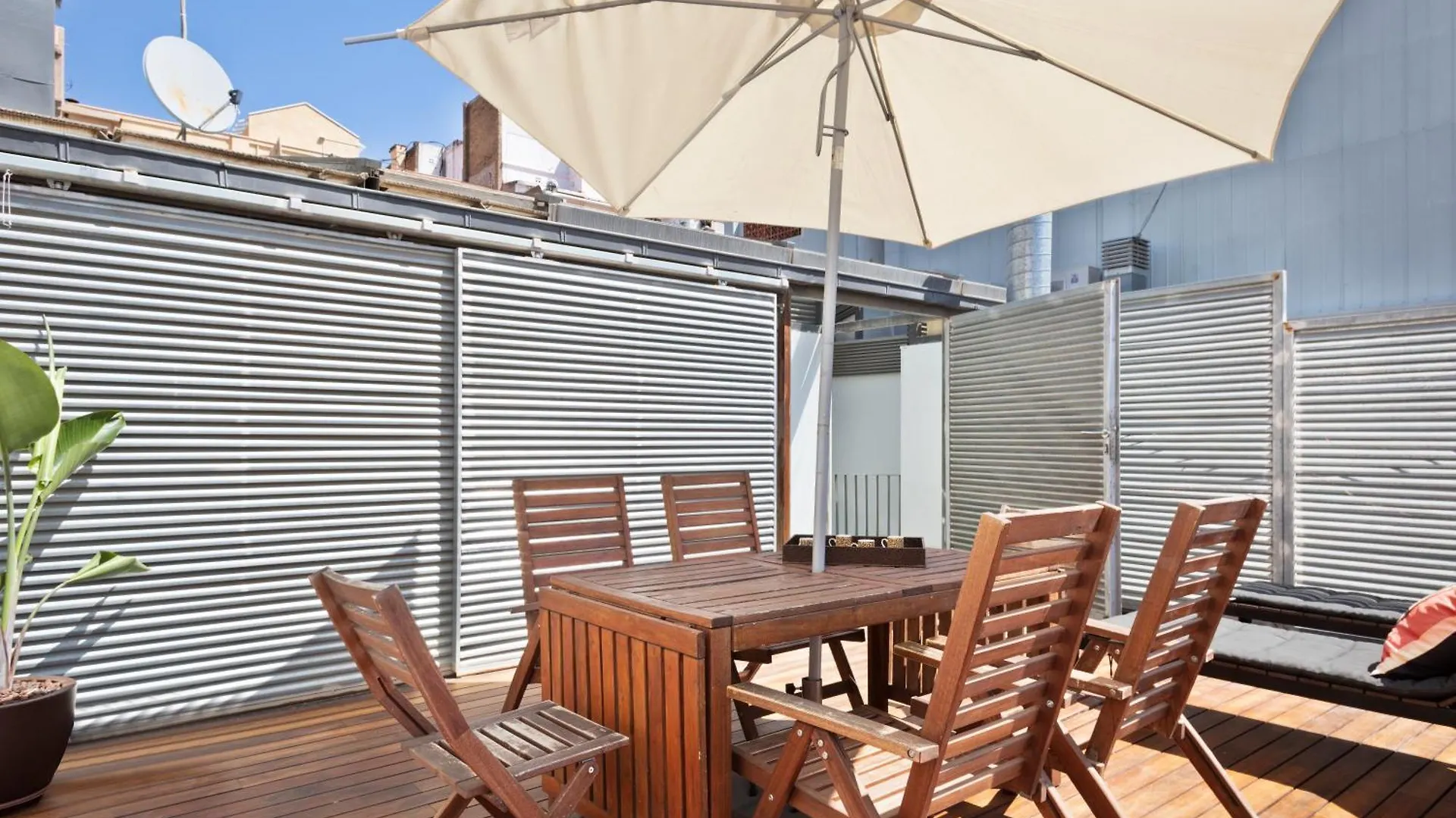 My Space Emirates - Executive Apartments With Private Balcony برشلونة