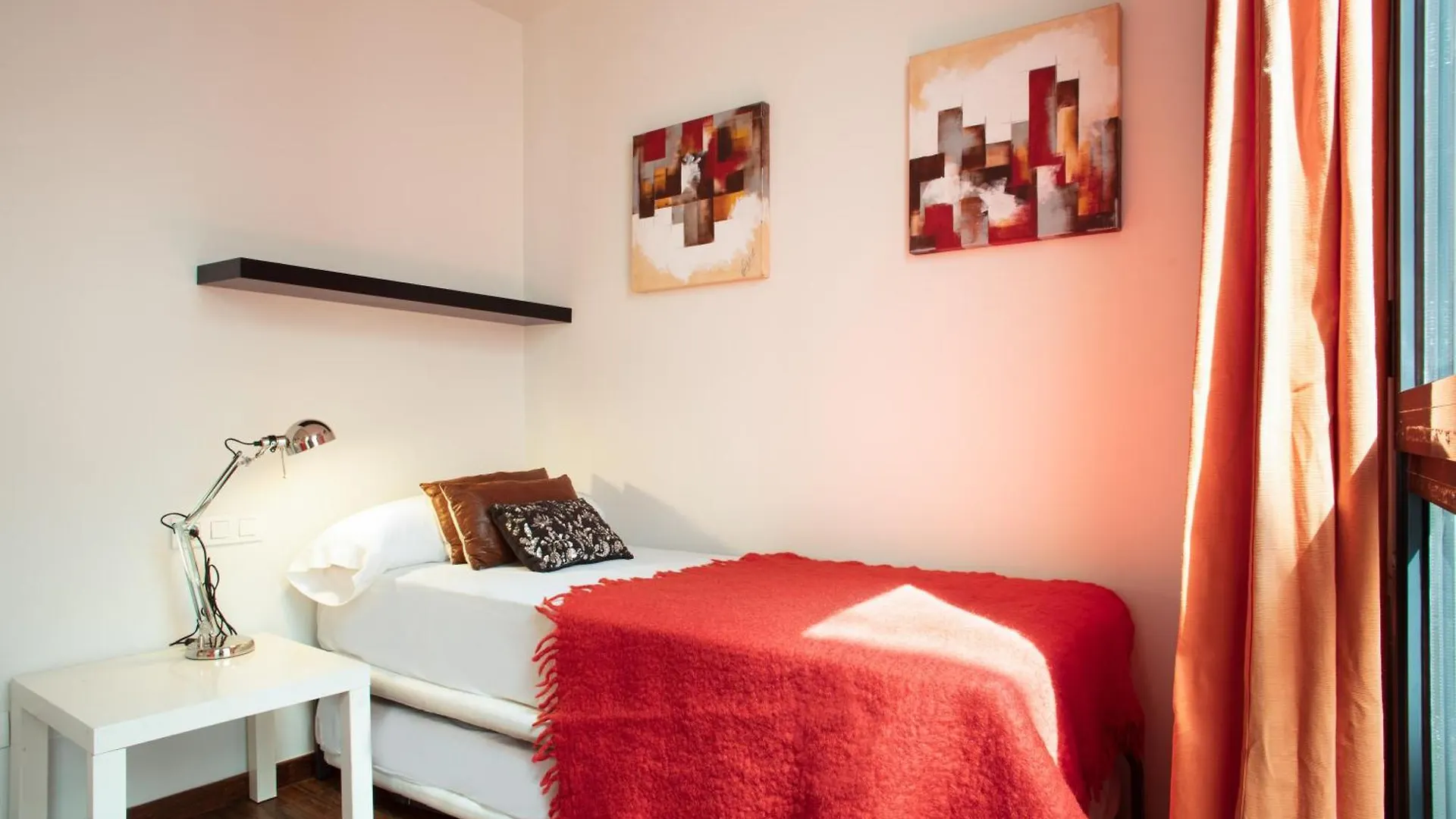 My Space Emirates - Executive Apartments With Private Balcony برشلونة