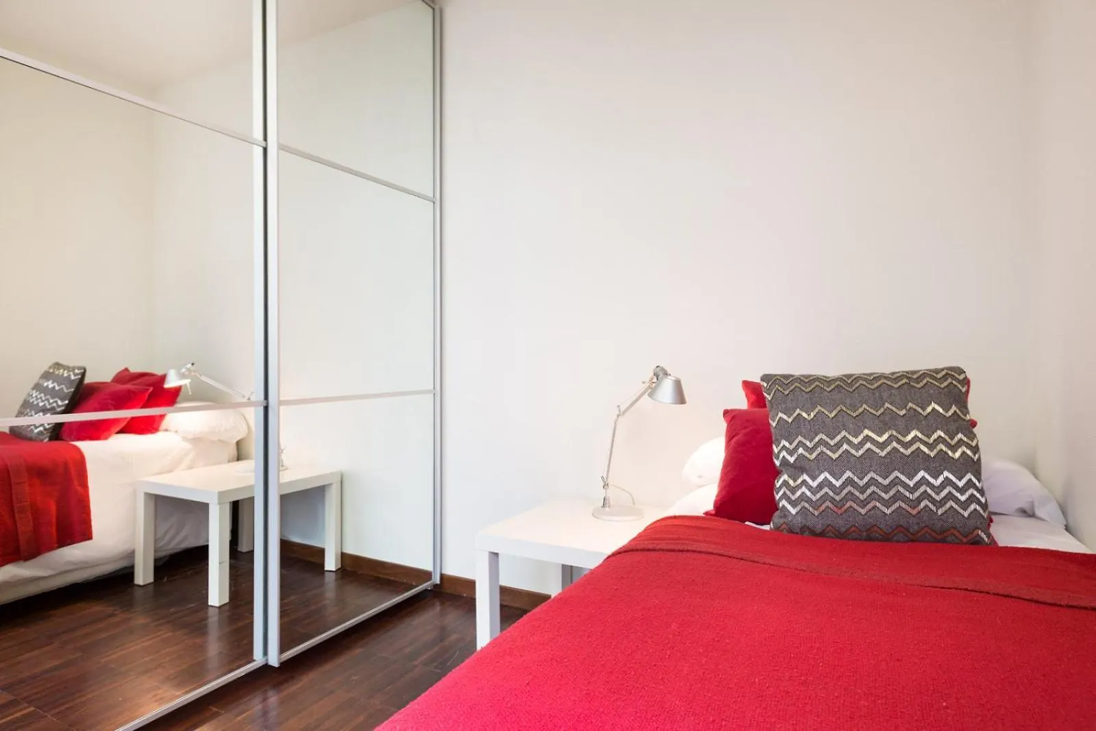 My Space Emirates - Executive Apartments With Private Balcony برشلونة