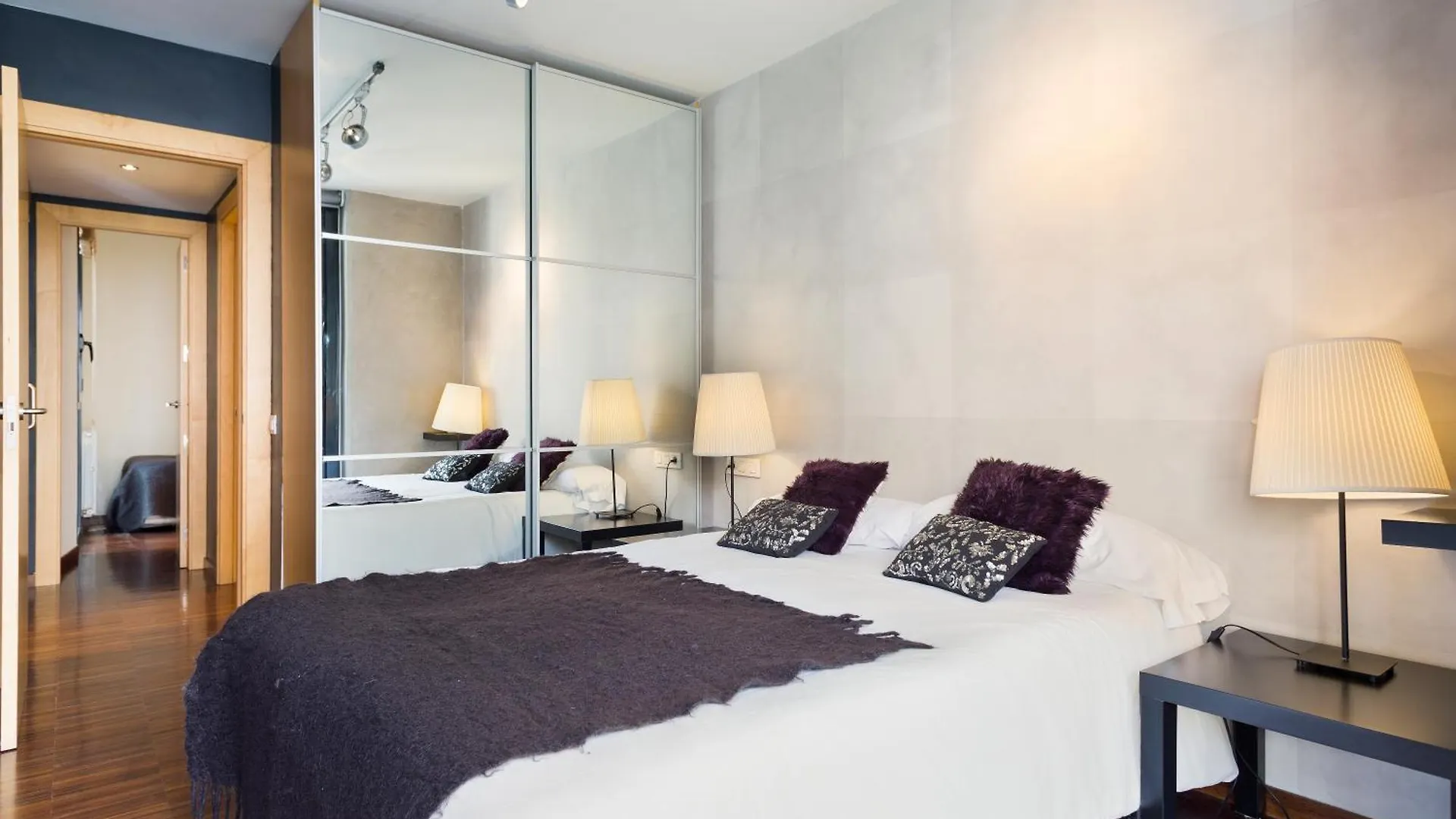 My Space Emirates - Executive Apartments With Private Balcony برشلونة
