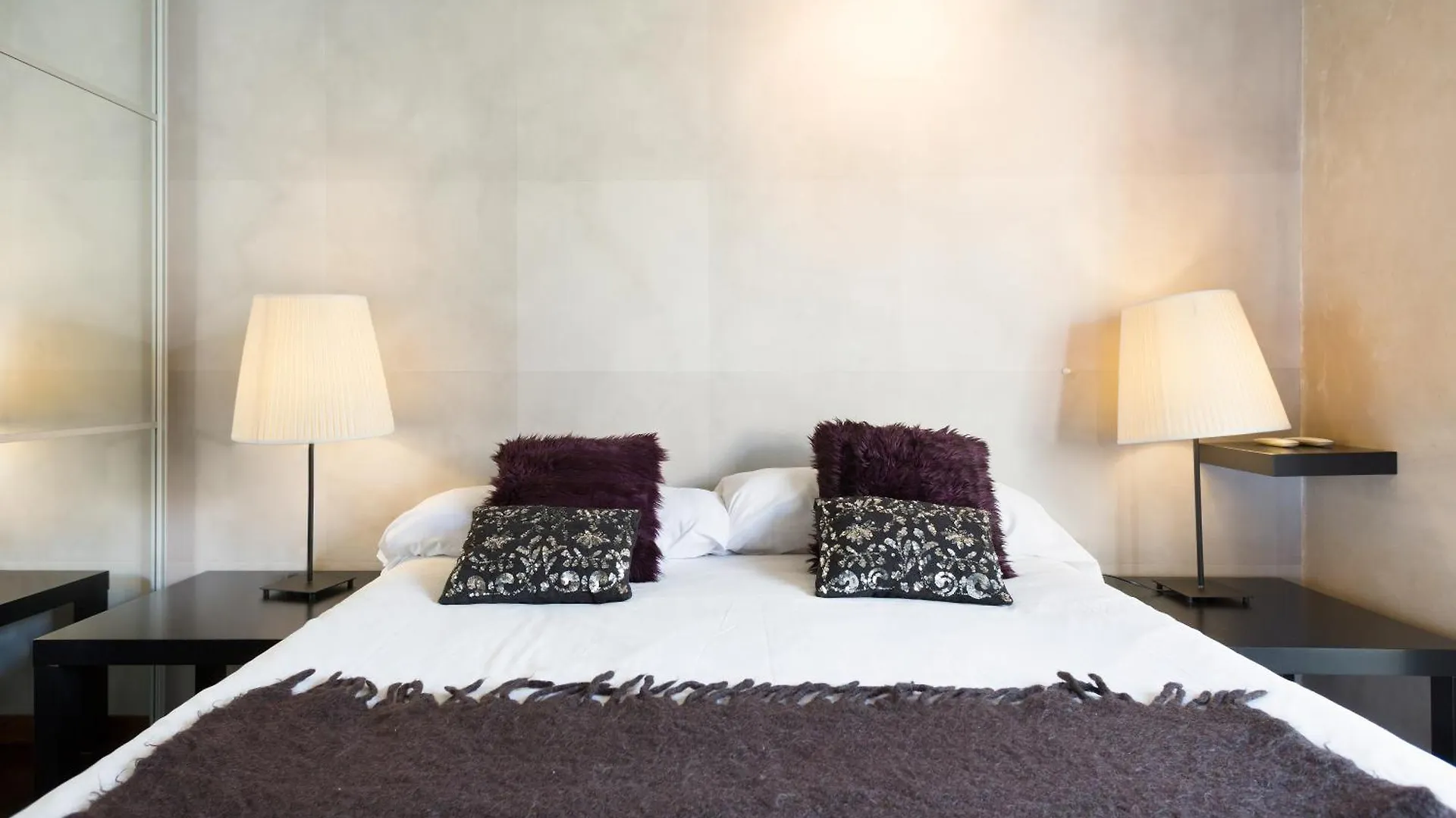 My Space Emirates - Executive Apartments With Private Balcony برشلونة