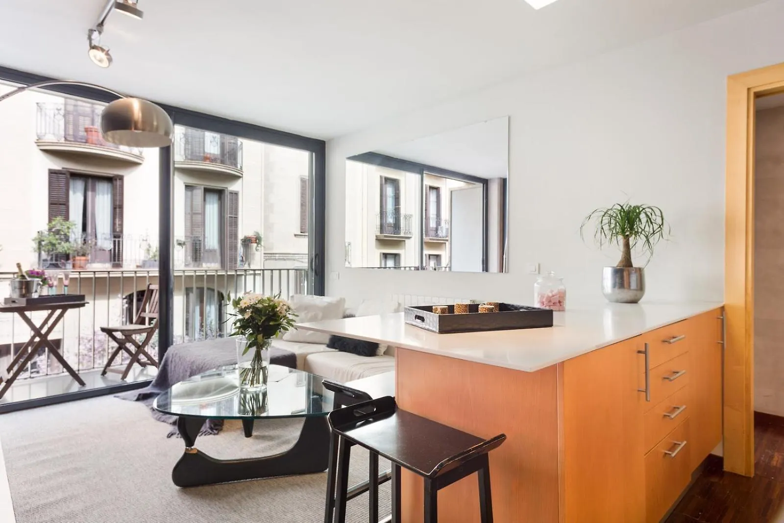My Space Emirates - Executive Apartments With Private Balcony Barcelona