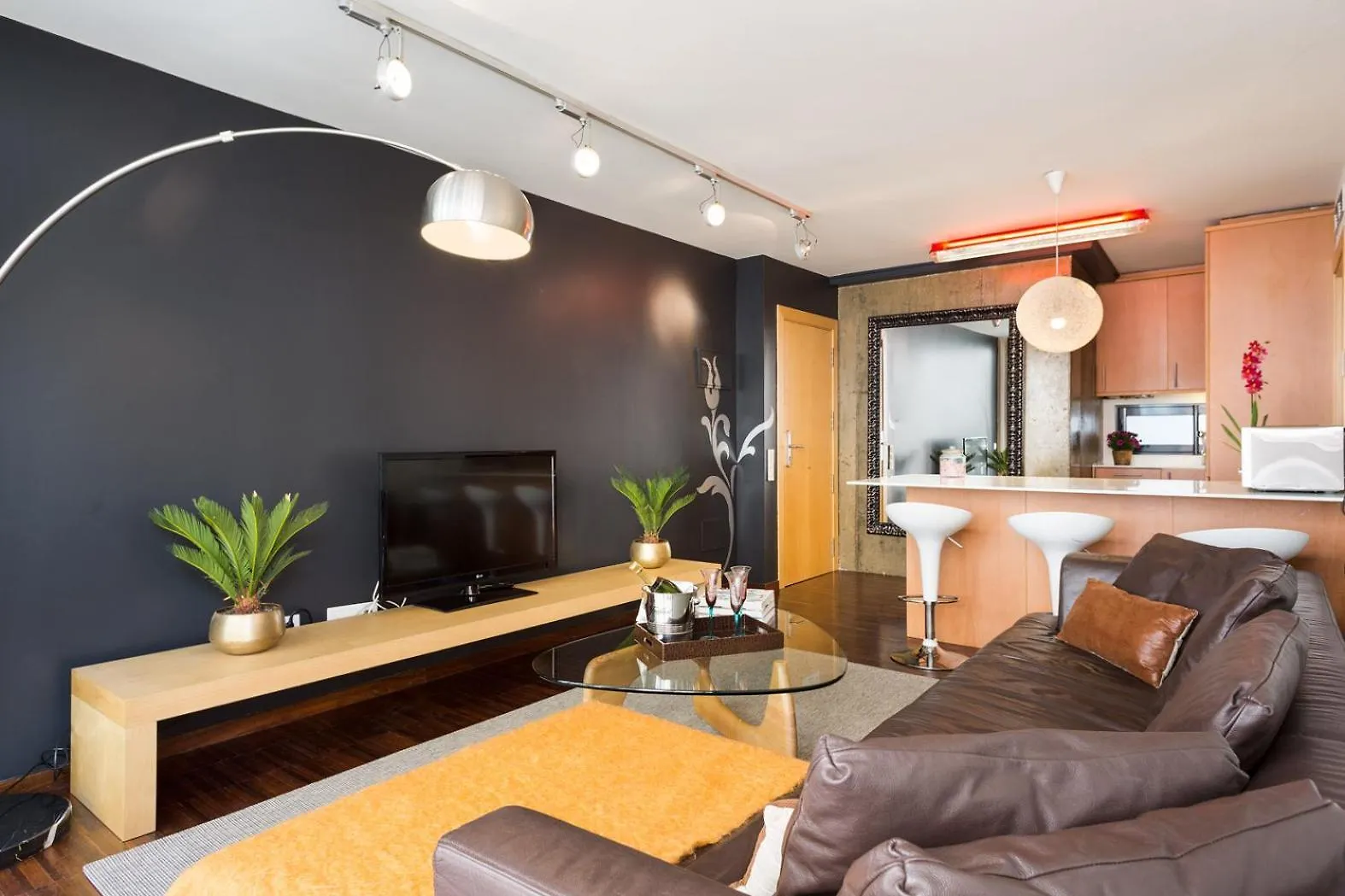 My Space Emirates - Executive Apartments With Private Balcony Barcelona