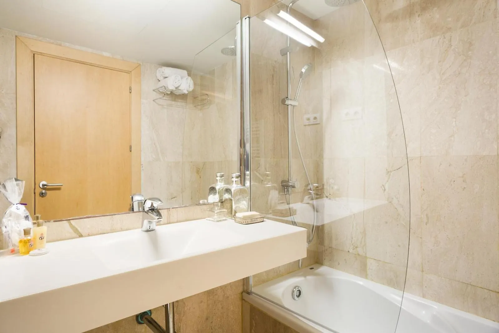 My Space Emirates - Executive Apartments With Private Balcony Barcelona