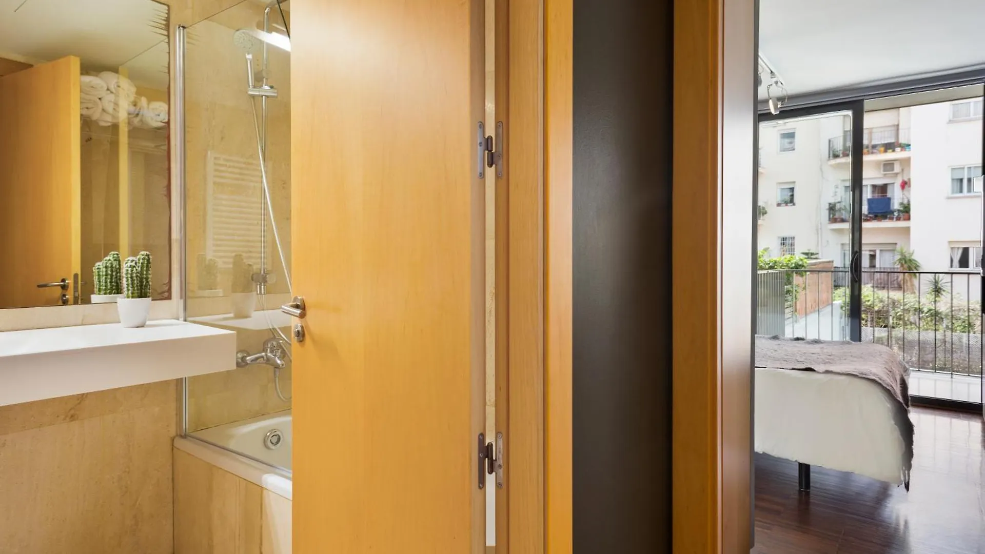 My Space Emirates - Executive Apartments With Private Balcony Barcelona