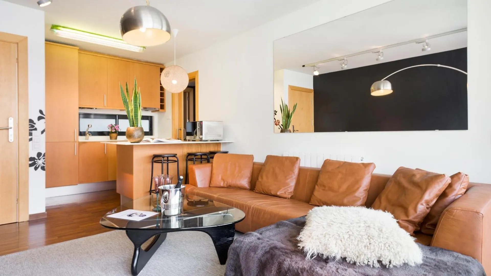 My Space Emirates - Executive Apartments With Private Balcony Barcelona Spain