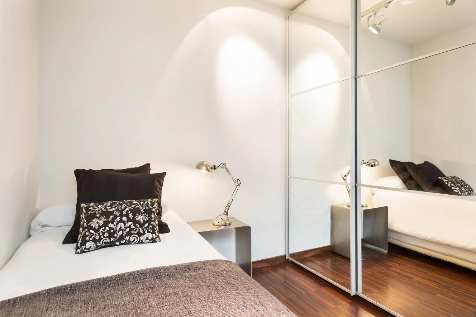 My Space Emirates - Executive Apartments With Private Balcony Barcelona